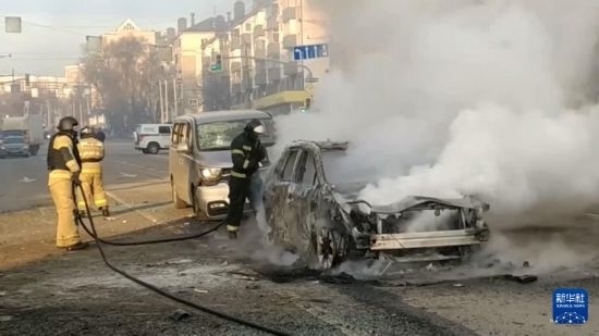 這張俄羅斯緊急情況部12月30日發(fā)布的視頻截圖顯示，在俄羅斯別爾哥羅德市，工作人員在現(xiàn)場救援。新華社發(fā)