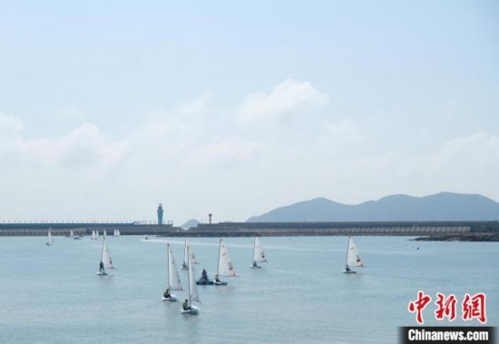 浙江象山，杭州亞運(yùn)會(huì)帆船項(xiàng)目運(yùn)動(dòng)員揚(yáng)帆起航。林波 攝