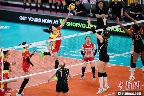 女排世俱杯賽場上，天津渤海銀行女排(紅)對(duì)陣巴西海灘女排(黑)。主辦方供圖