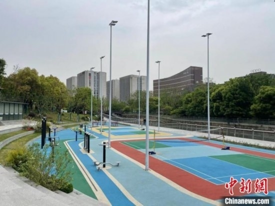 杭州余杭區(qū)一嵌入式體育場地。張煜歡 攝