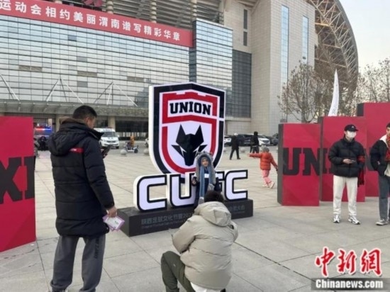 球迷們與隊徽合影。記者 卞立群 攝