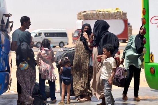  2023年4月27日，在埃及南部與蘇丹交界的阿爾根邊境口岸，人們離開(kāi)蘇丹進(jìn)入埃及境內(nèi)。新華社發(fā)（拉德萬(wàn)攝）