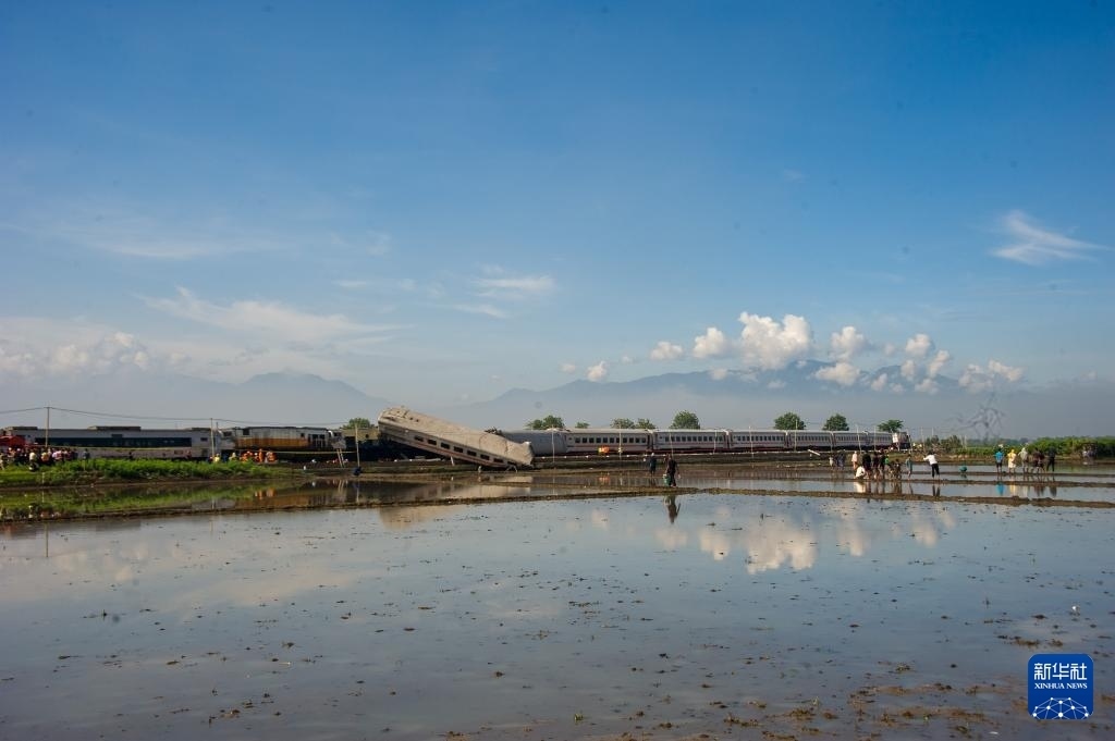 ?這是1月5日在印度尼西亞西爪哇省拍攝的列車相撞事故現(xiàn)場。新華社發(fā)（塞提安賈爾攝）