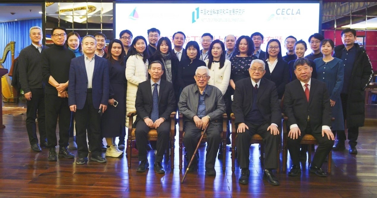 與會(huì)專家學(xué)者舉行合影。主辦方供圖