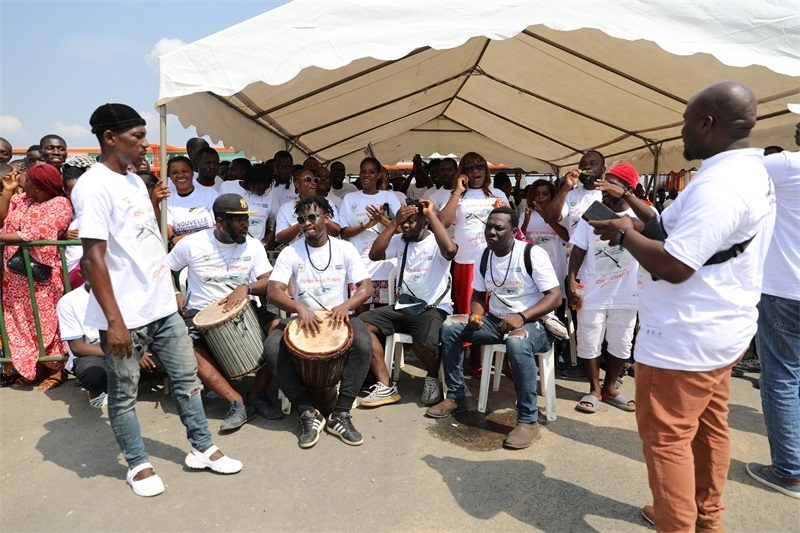 當(dāng)?shù)孛癖姂c祝通車。中建國(guó)際中西非公司供圖。