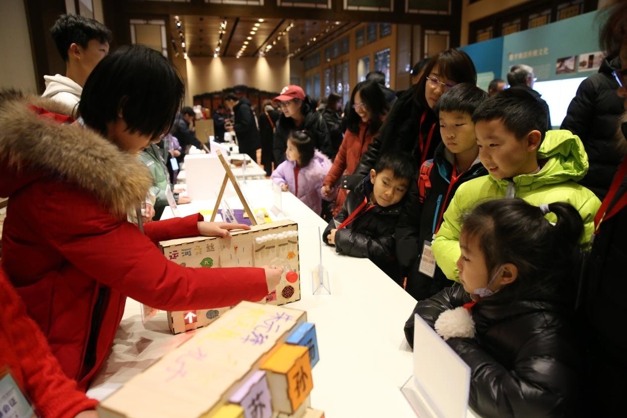 學(xué)生現(xiàn)場演示科創(chuàng)作品。主辦方供圖