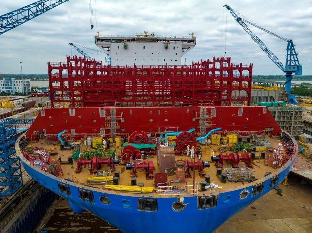 △2023年5月7日，江蘇揚州中遠海運重工有限公司工人在作業(yè)。