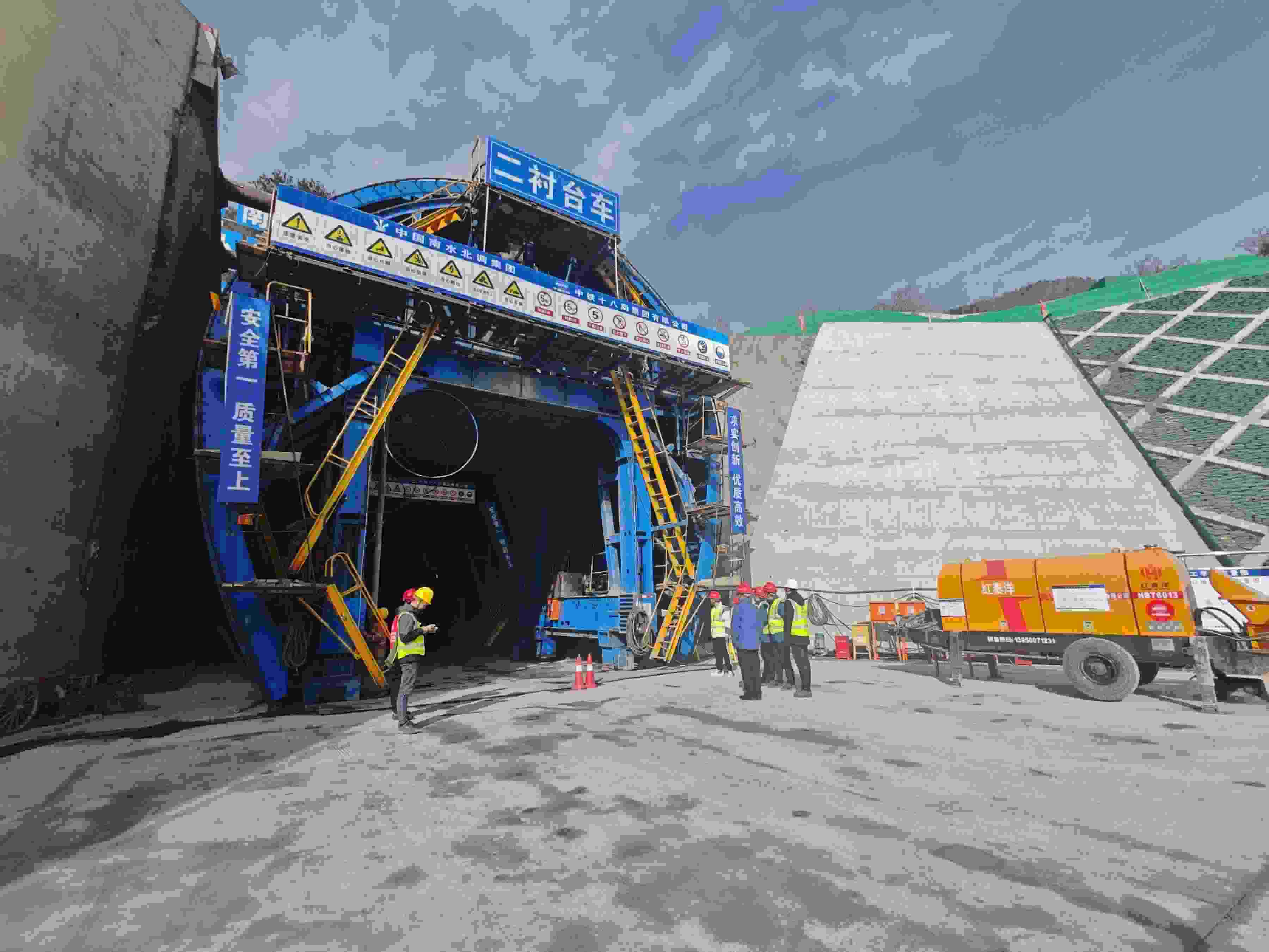 湖北省襄陽市?？悼h馬良鎮(zhèn)的引江補漢工程輸水隧洞8號平洞施工現(xiàn)場。受訪者供圖