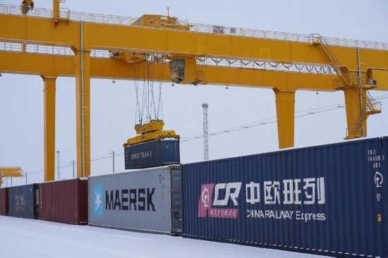 霍爾果斯口岸鐵路換裝場內(nèi)正在進(jìn)行集裝箱換裝作業(yè)。（受訪單位供圖）