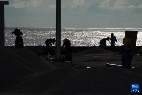 1月18日，工作人員在瑙魯艾沃港碼頭升級(jí)改造項(xiàng)目工地工作。新華社記者 王申 攝
