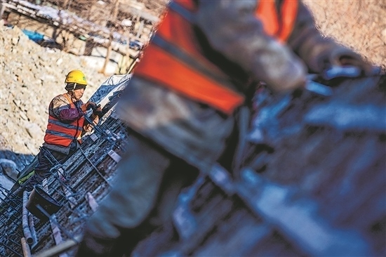 1月3日，房山區(qū)，工人正在雙泉河修筑堤壩。