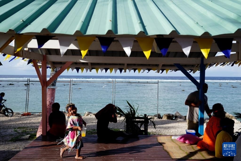 1月20日，當(dāng)?shù)厝嗽阼斠惶幒┬蓍e娛樂。新華社記者 王申 攝