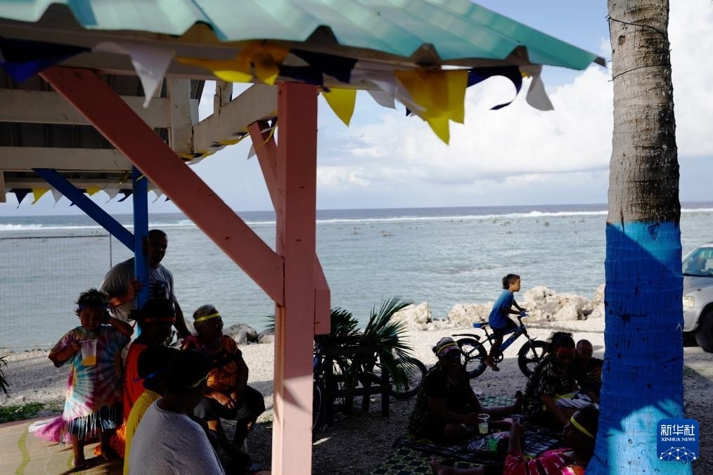 1月20日，當(dāng)?shù)厝嗽阼斠惶幒┬蓍e娛樂。新華社記者 王申 攝