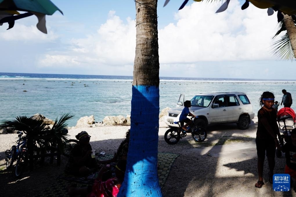 1月20日，當(dāng)?shù)厝嗽阼斠惶幒┬蓍e娛樂。新華社記者 王申 攝