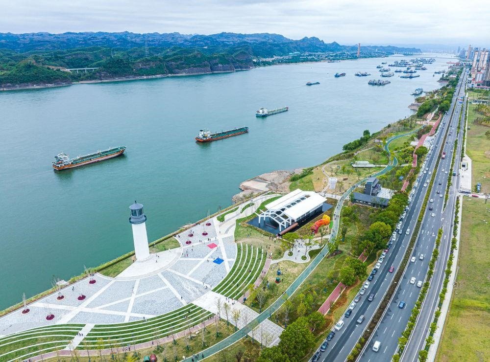 △湖北宜昌市濱江公園燈塔廣場。該廣場是在實施岸線復(fù)綠等綜合措施后，由老舊碼頭改造而成。