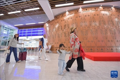 1月24日，在印度尼西亞雅加達(dá)哈利姆站，乘客在候車大廳內(nèi)行走。新華社記者 徐欽 攝