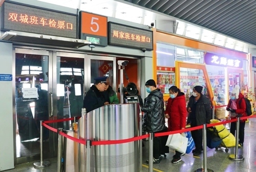 哈西公路客運(yùn)站內(nèi)旅客檢票排隊(duì)上車。黑龍江省交通運(yùn)輸廳供圖