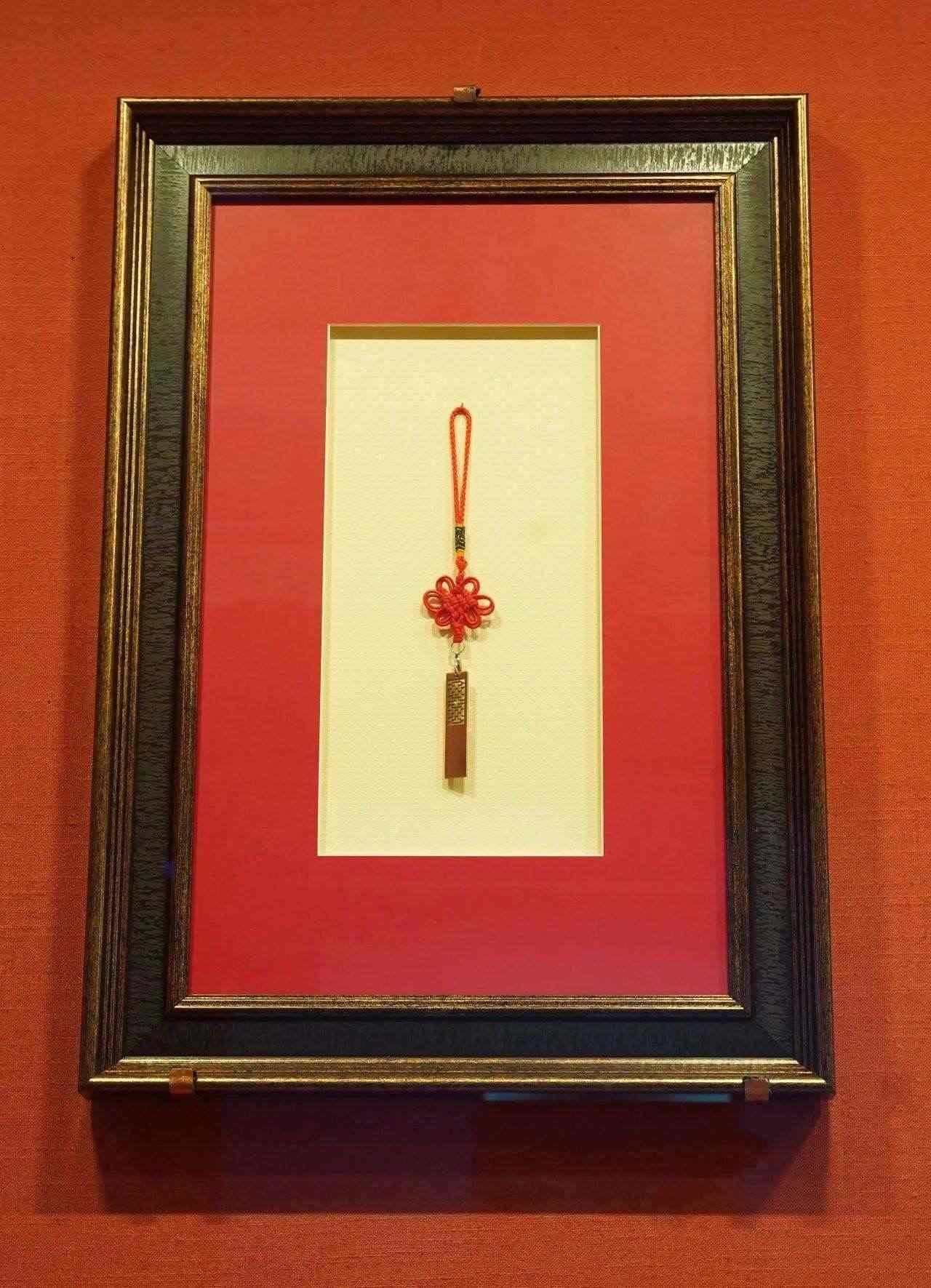 2017年5月，時(shí)任肯尼亞總統(tǒng)烏胡魯·肯雅塔贈(zèng)送習(xí)近平主席的蒙內(nèi)鐵路紀(jì)念U盤(pán)。