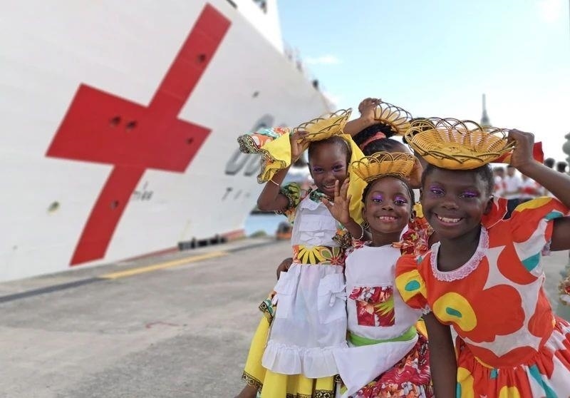 2018年10月，在安提瓜和巴布達(dá)首都圣約翰，當(dāng)?shù)匦∨笥焉泶﹤鹘y(tǒng)服裝歡迎中國(guó)海軍“和平方舟”醫(yī)院船首次到訪。