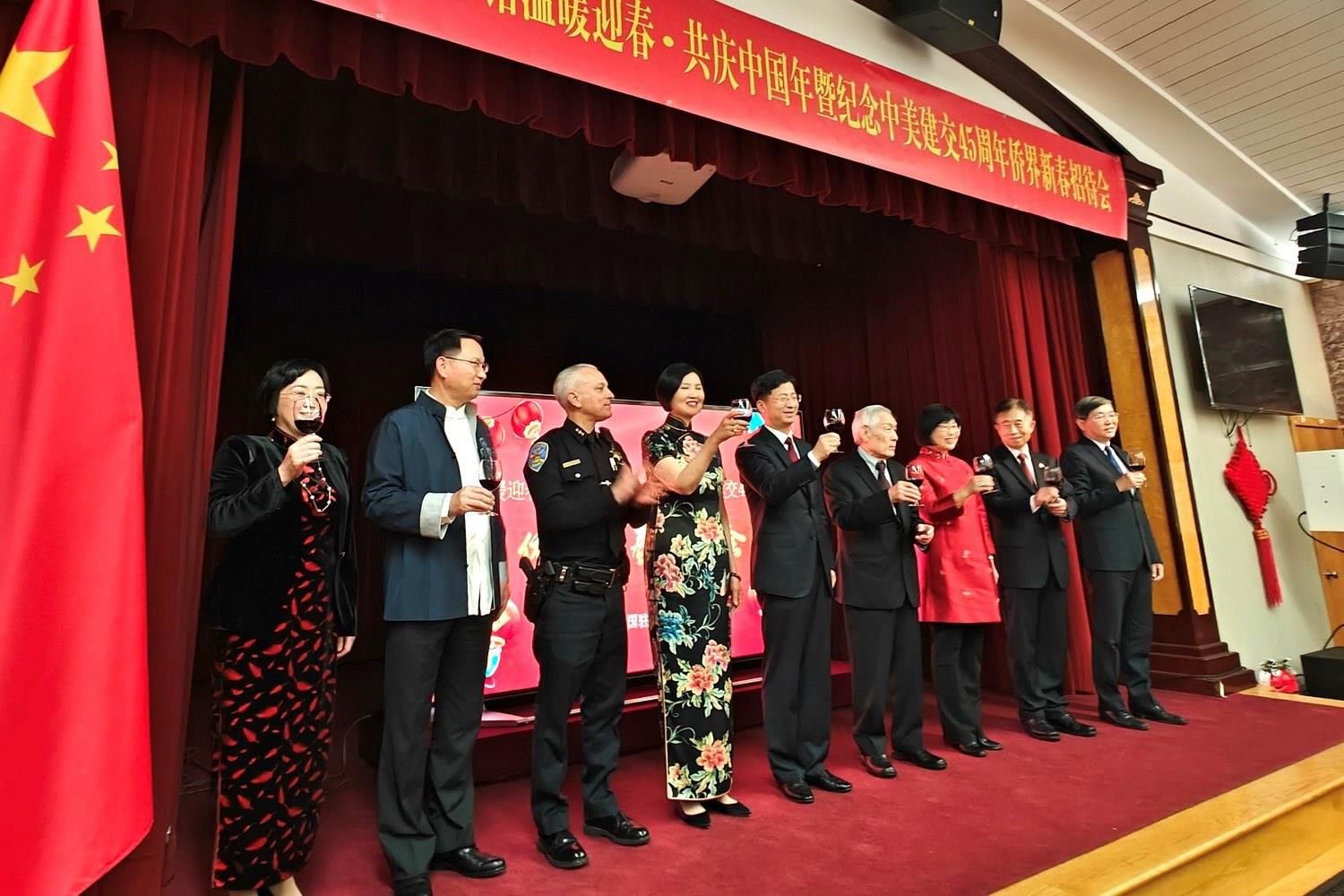 僑胞代表與駐舊金山總領館官員合影。主辦方供圖