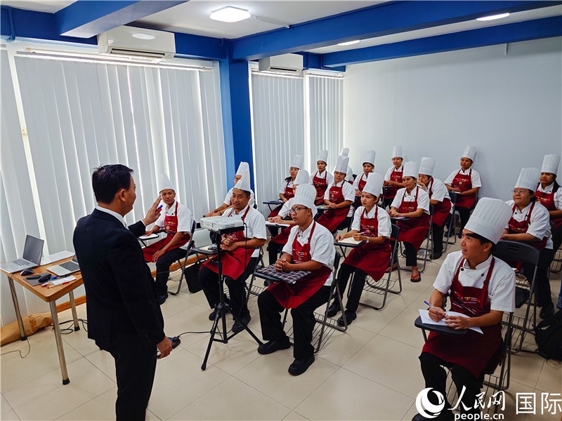 教師向?qū)W員授課。人民網(wǎng)記者 謝佳君攝