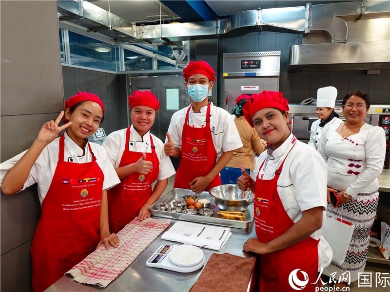 學(xué)員進(jìn)行實操練習(xí)。人民網(wǎng)記者 謝佳君攝