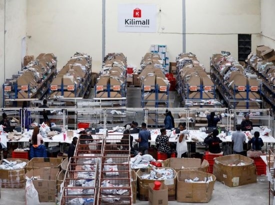 2023年11月11日，在肯尼亞姆洛隆戈，Kilimall員工在倉庫內(nèi)工作。新華社記者 李亞輝 攝