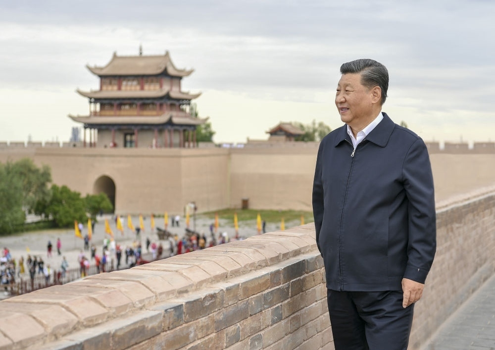 2019年8月20日上午，習(xí)近平來(lái)到嘉峪關(guān)關(guān)城，登上城樓察看關(guān)城整體面貌，聽(tīng)取河西走廊長(zhǎng)城、關(guān)隘歷史文化情況介紹。新華社記者 謝環(huán)馳 攝