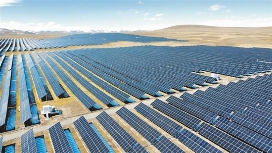 西藏華電色尼區(qū)12萬(wàn)千瓦光伏發(fā)電項(xiàng)目電力保供項(xiàng)目航拍。趙書(shū)彬攝