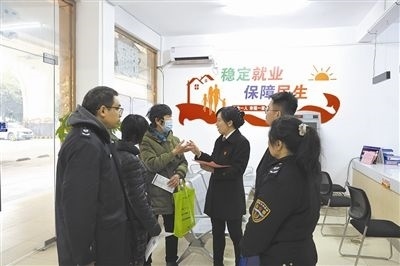  圖③：調(diào)解后，法官現(xiàn)場(chǎng)向當(dāng)事人做釋法析理工作。