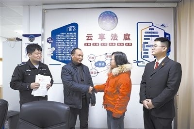  圖②：雙方當(dāng)事人達(dá)成調(diào)解協(xié)議，握手言和。