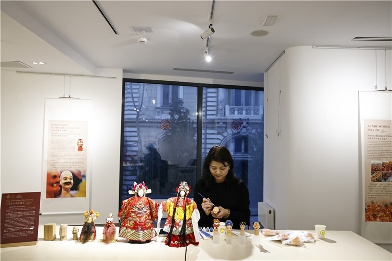 中國泉州的非遺大師制作江加走木偶頭雕刻。 布加勒斯特中國文化中心供圖_副本