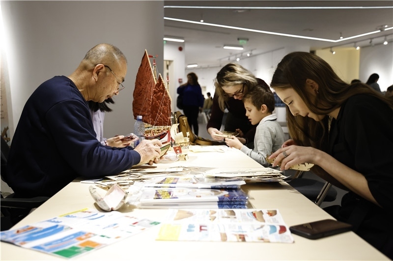 中國泉州非遺大師現(xiàn)場指導(dǎo)制作水密隔艙福船制造技藝。 布加勒斯特中國文化中心供圖