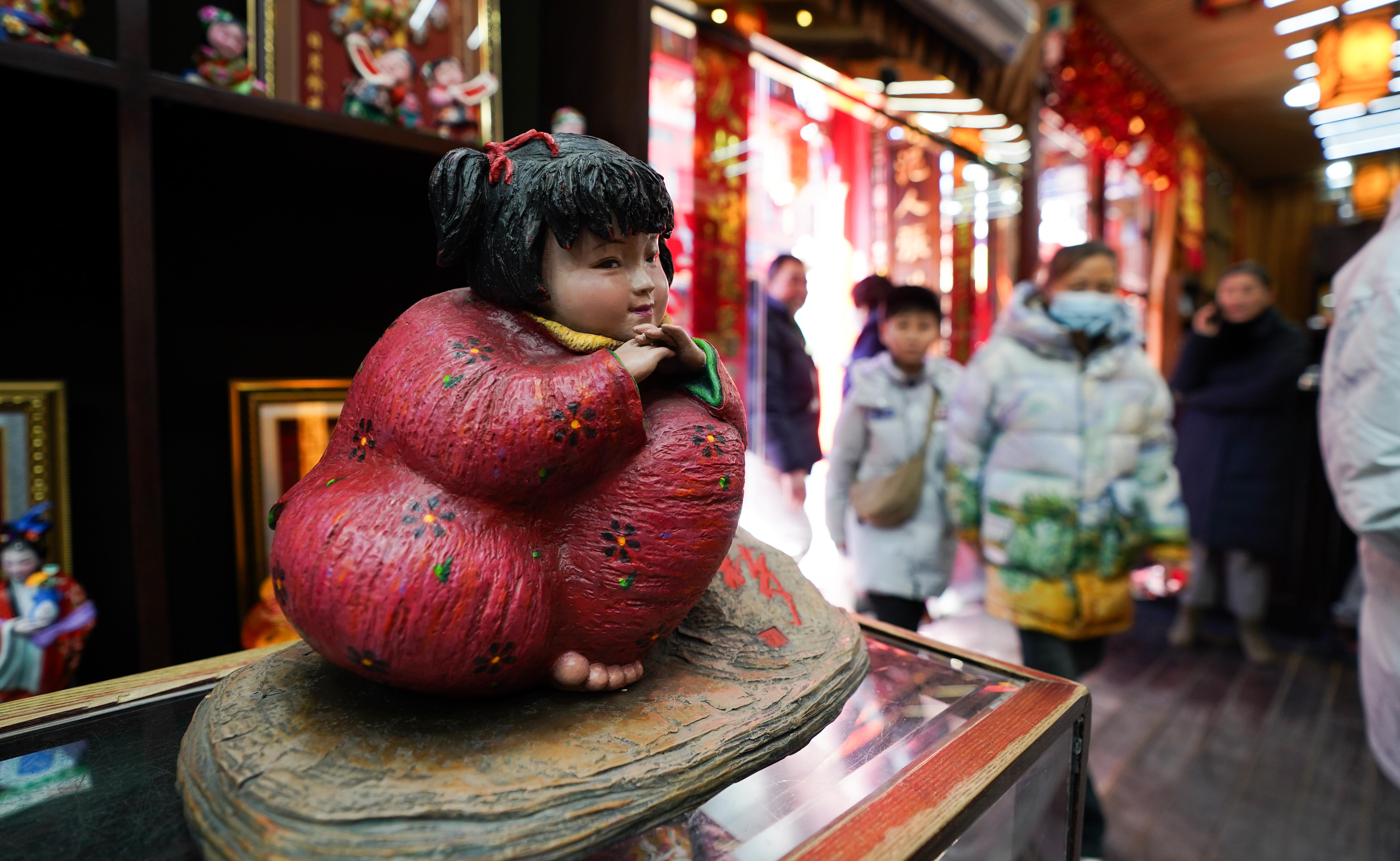 △泥人張彩塑是天津的傳統(tǒng)民間手工藝品，為天津市首批國家級非物質(zhì)文化遺產(chǎn)。（總臺國廣記者李晉拍攝）