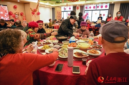 老人們享用公益年夜飯。人民網(wǎng)記者 葉賓得攝