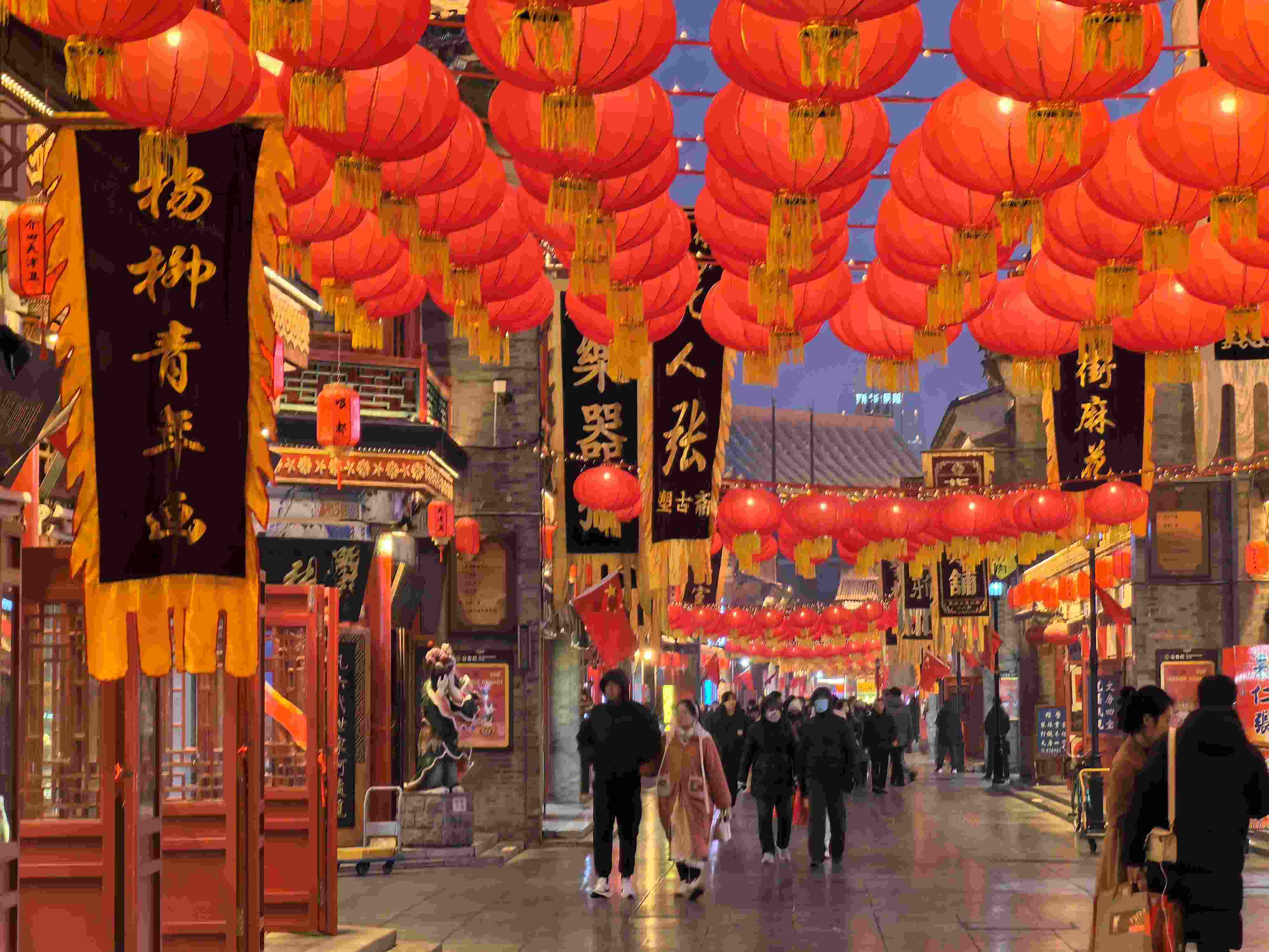 △春節(jié)臨近，古文化街上年味兒漸濃。（總臺央廣記者潘毅拍攝）