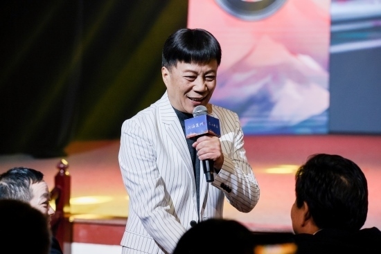 “何以中國·向海泉州”網(wǎng)絡(luò)主題活動(dòng)現(xiàn)場(chǎng)，陳百潭演出時(shí)與觀眾互動(dòng)。泉州廣播電視臺(tái)供圖