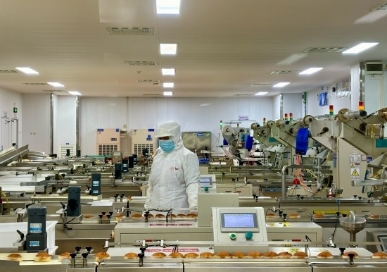 盼盼5G智慧工廠生產(chǎn)線正在進(jìn)行產(chǎn)品質(zhì)檢。人民網(wǎng)記者 金慧慧攝