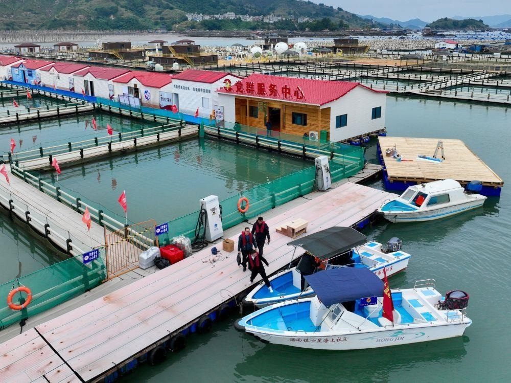 △2023年11月14日，福建寧德市霞浦縣溪南鎮(zhèn)七星海上社區(qū)的工作人員，前往轄區(qū)漁排進(jìn)行民情走訪。