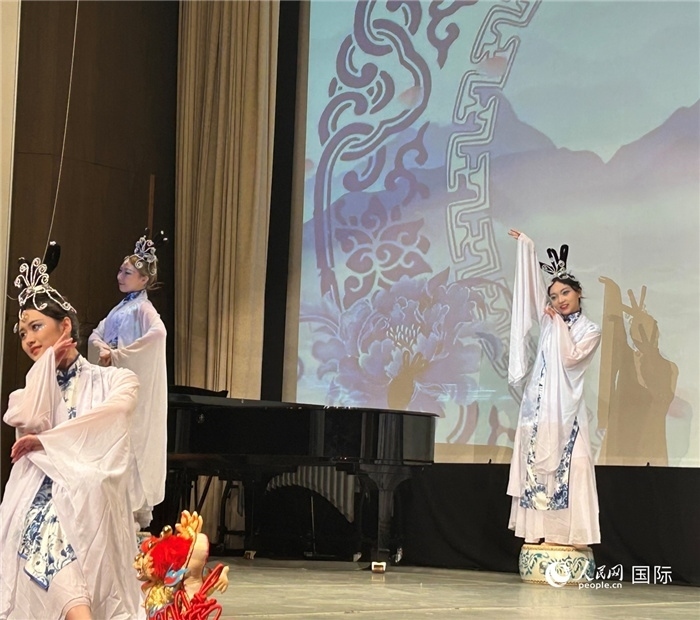 舞蹈《青花瓷》，表演者：德國中歐文化藝術(shù)交流協(xié)會(huì)