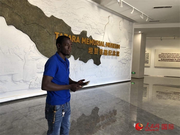 當(dāng)?shù)毓ぷ魅藛T向記者講解。人民網(wǎng)記者 黃培昭攝