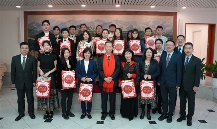 中國駐瑞典大使館崔愛民與留學(xué)生代表和華校負(fù)責(zé)人合影。 中國駐瑞典大使館供圖