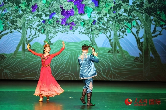 2日在阿聯(lián)酋迪拜舉行的大型音舞詩(shī)畫(huà)《新疆是個(gè)好地方》文藝演出。人民網(wǎng)記者 任皓宇攝