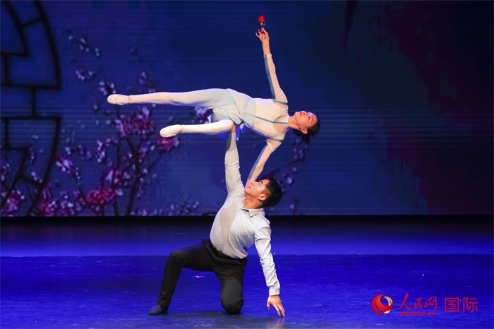 2日在阿聯(lián)酋迪拜舉行的大型音舞詩(shī)畫(huà)《新疆是個(gè)好地方》文藝演出。人民網(wǎng)記者 任皓宇攝