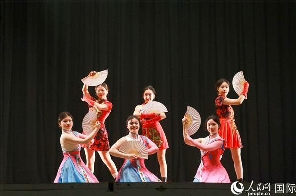 燈光秀匯演現(xiàn)場節(jié)目精彩紛呈。人民網(wǎng)記者 陳海琪攝