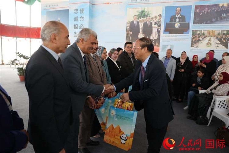 中國(guó)駐埃及使館教科處盧春生公參為埃及師生發(fā)放新年禮包。人民網(wǎng)記者 黃培昭攝