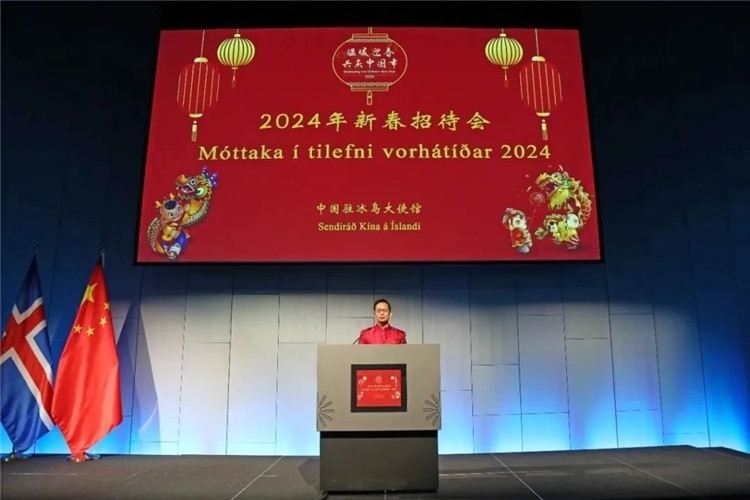中國(guó)駐冰島大使何儒龍致辭。中國(guó)駐冰島大使館供圖