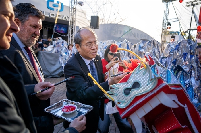 中國(guó)駐希臘大使館大使肖軍正與希方嘉賓為舞龍點(diǎn)睛?！吨邢r(shí)報(bào)》供圖