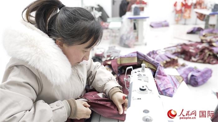 1月24日，在山東省菏澤市曹縣大集鎮(zhèn)云牧服飾有限公司，高燕正在縫制馬面裙。 人民網(wǎng)記者 袁蒙攝