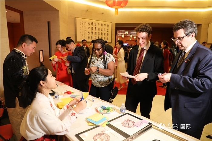 圖為美國民眾體驗(yàn)中國春節(jié)民俗。人民網(wǎng)記者 李志偉攝